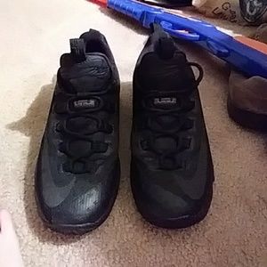 Lebron 13 black low
